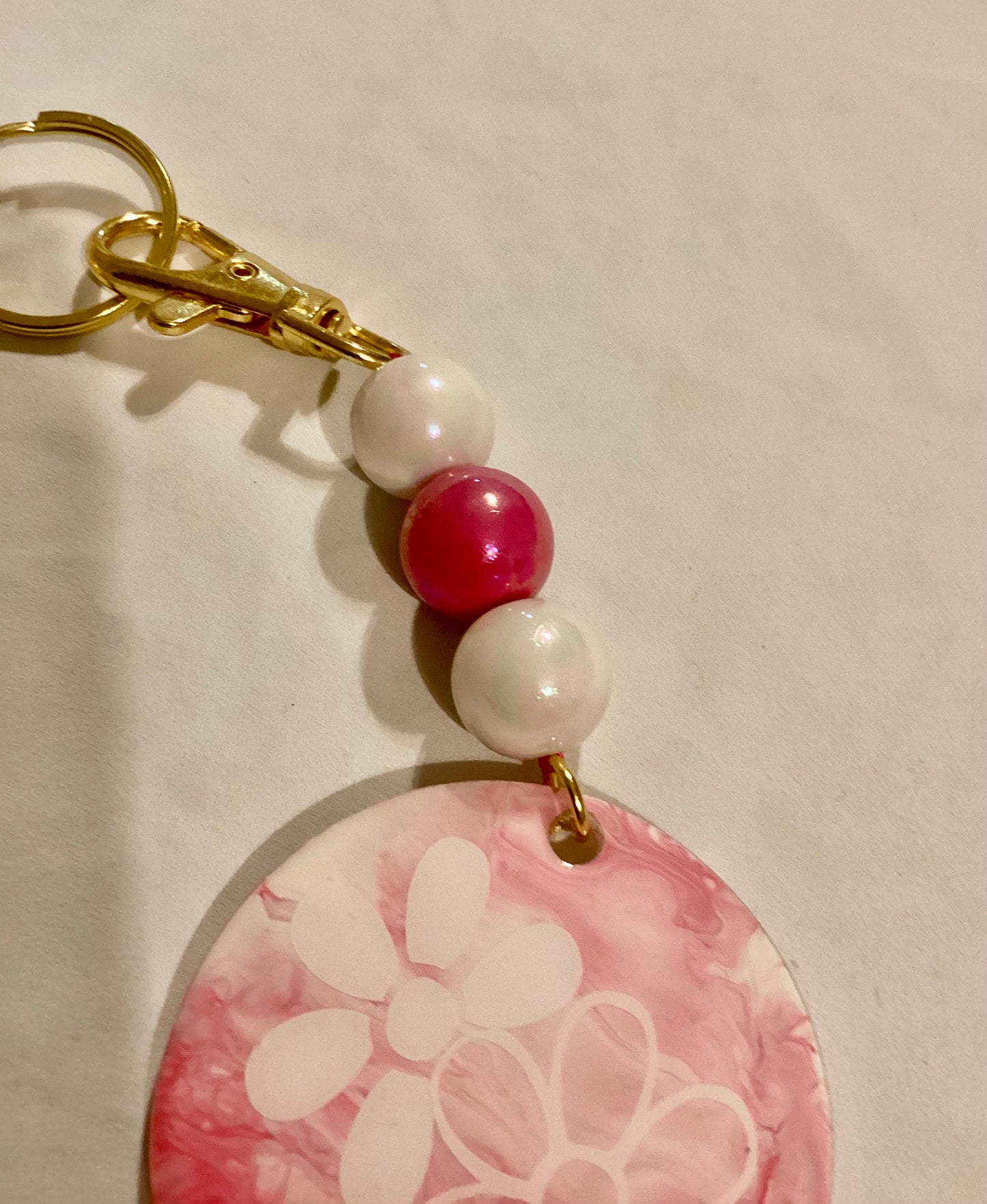 2” Round Acrylic White Flowers & Fluid Art Beaded Keychain w/leaf charm